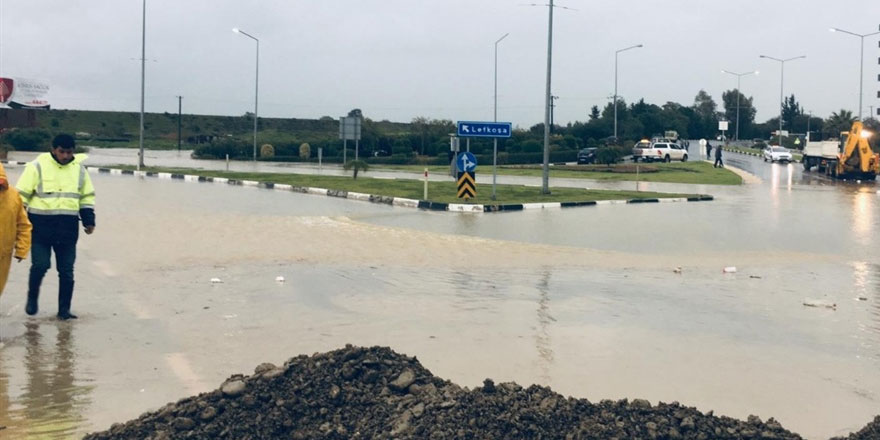 Güzelyurt'ta Manisa bulvarı trafik akışına kapatıldı