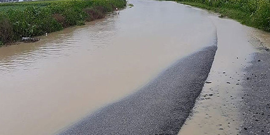 Aslanköy-Paşaköy yolu sel nedeniyle trafiğe kapatıldı