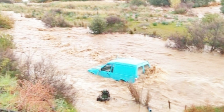 İki araç sele kapıldı, yollar kapandı!