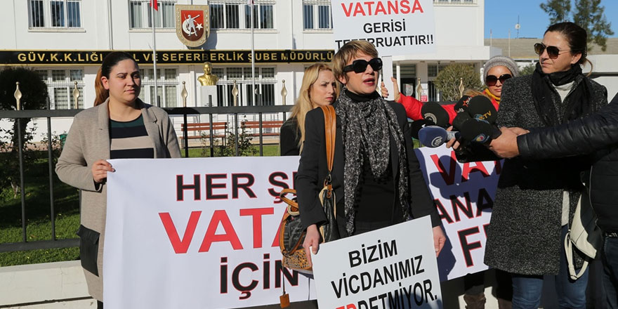 Bir grup kadın, askerlik başvurusu yaptı