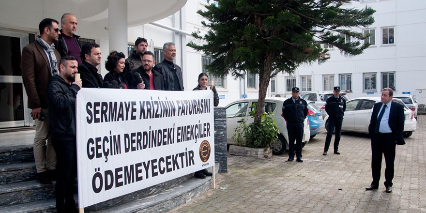 Denktaş, Bakanlık önüne çıkarak, bir süre eylemi izledi