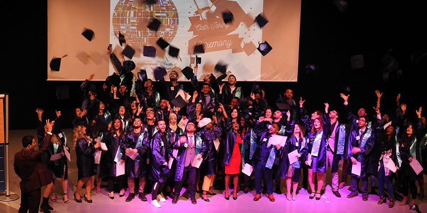 DAÜ Eczacılık Fakültesi mezunları yemin etti