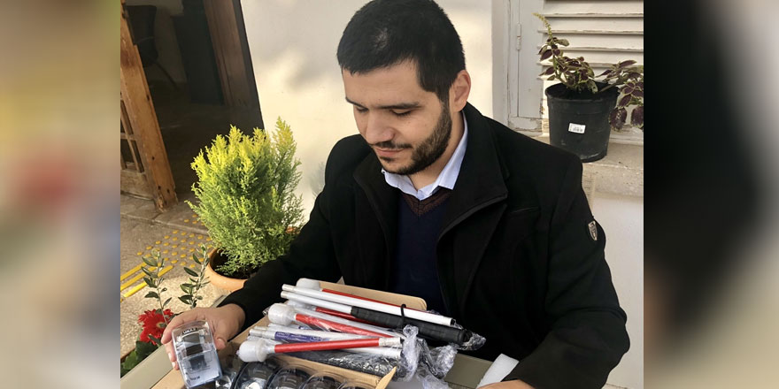 Görme engellilere konuşan saat ve beyaz baston dağıtılıyor