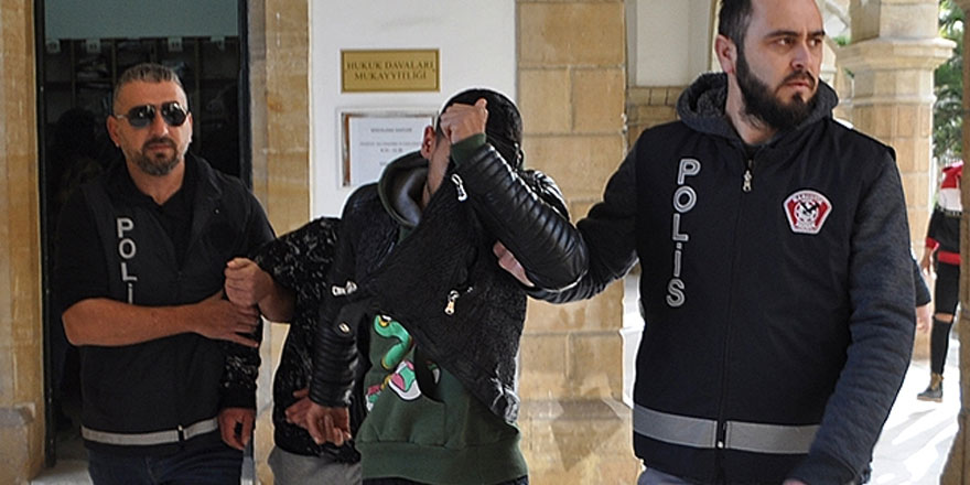 Duvardan atlarken yakalandı