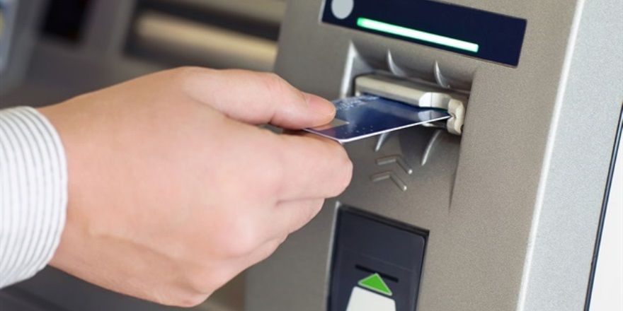 Bankada sıra bekleyen adamı soydular!