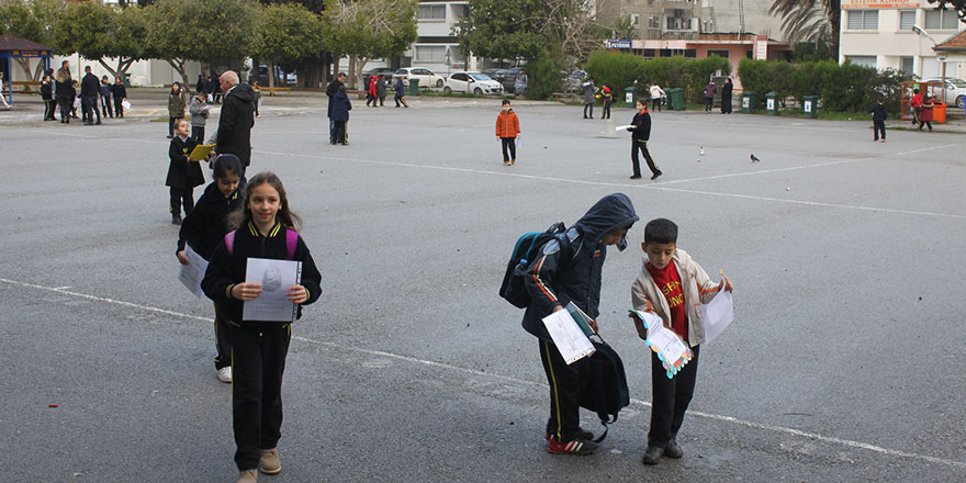 Eğitim giderini ödemeyen öğrencilere karneleri verilmedi