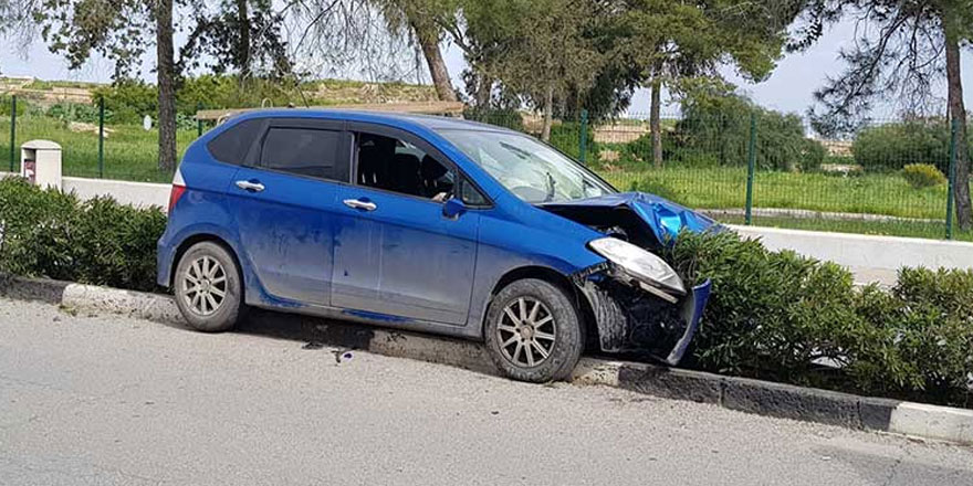 Refüjdeki direği yıktı