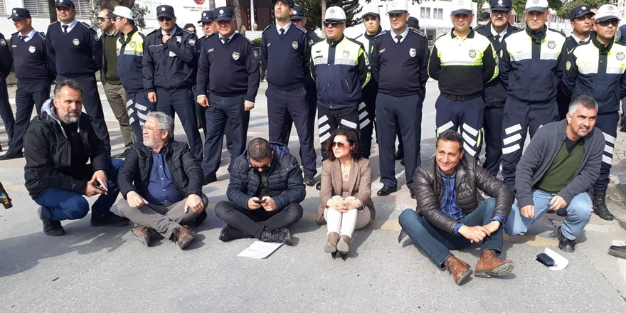 Sendikal Platform , Çavuşoğlu’na iletilmesi üzerine mektup vermek için TC Lefkoşa Büyükelçiliği’ne gitti