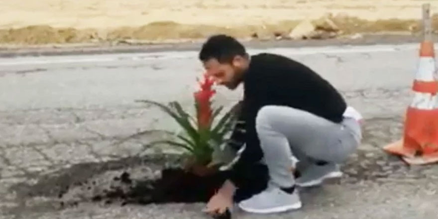 Tepkisini asfalttaki çukura çiçek ekerek gösterdi