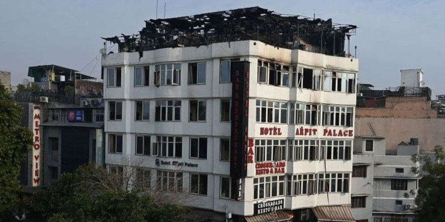 Hindistan'da otel yangını: 17 ölü