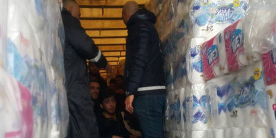 Mağusa Limanı'ndaki bir TIR'da tuvalet kağıtlarının arasına saklanan 33 kaçak göçmen yakalandı