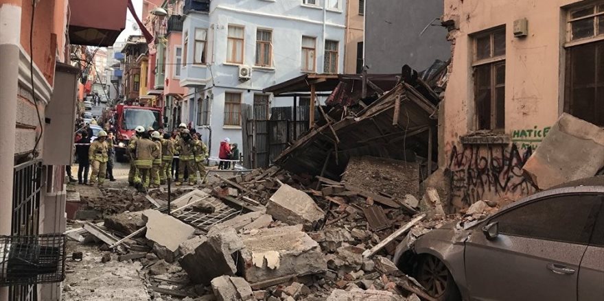İstanbul Balat'ta 3 katlı bina çöktü