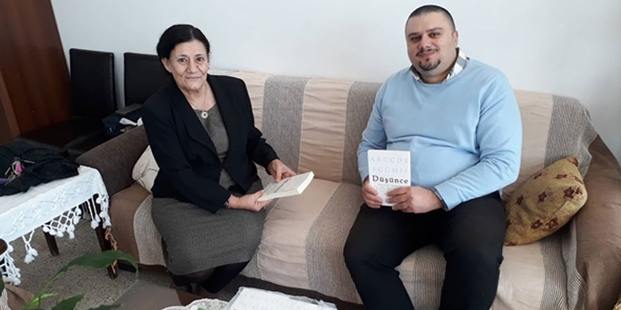 Bülent küçük ilk kitabı “Düşünce”nin 40 adetini kanser hastalarına yardım derneği’ne bağışladı