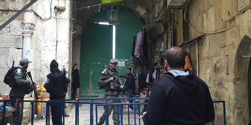 İsrail polisi Mescid-i Aksa'nın rahmet kapısı'na zincir vurdu