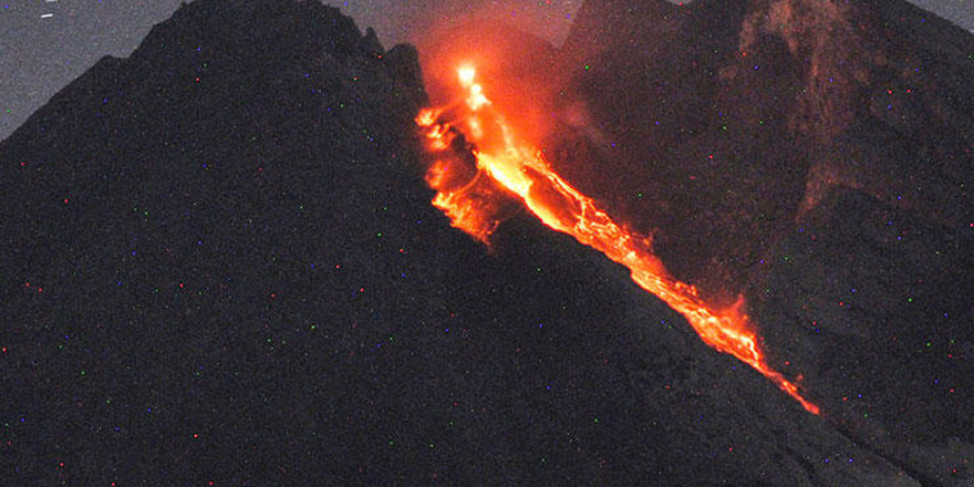Endonezya'da yanardağdaki lav akışı turist çekiyor