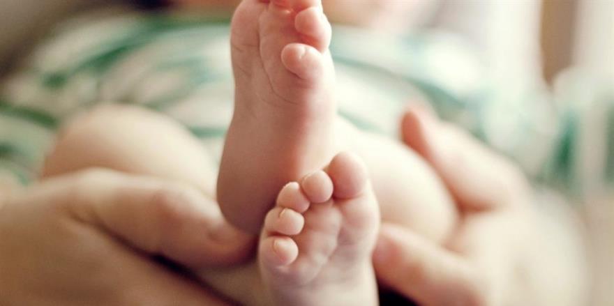 Yunanistan'da üç ebeveynli bebek dünyaya geldi