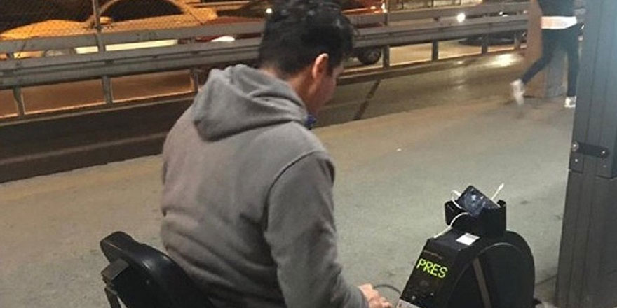 Metrobüs durağında telefonu şarj eden bisiklet