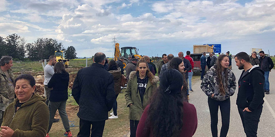 Dozer alana girdi köylü sokağa çıktı