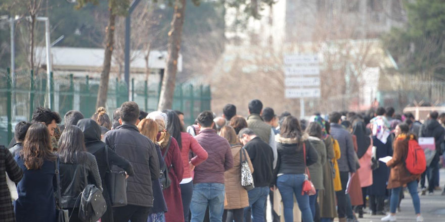 Diyarbakırlı gençler kuyrukta