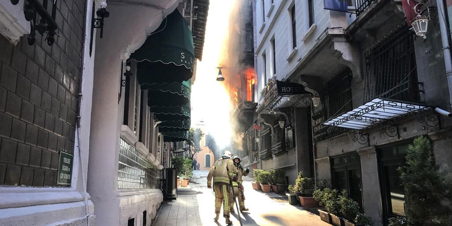 Beyoğlu'nda 5 katlı binada çıkan yangında 4 kişi öldü, bir kişi yaralandı
