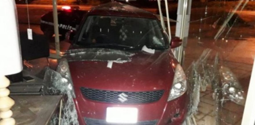 Arabayla mağaza daldı