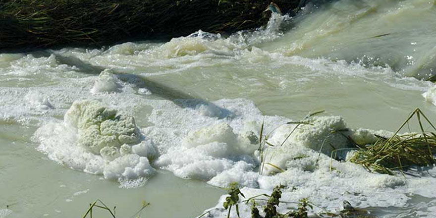 Dereden köpük aktı