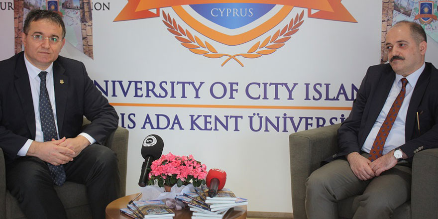 Ada Kent Üniversitesi’nin “Gazimağusa gezi rehberi” kitabı