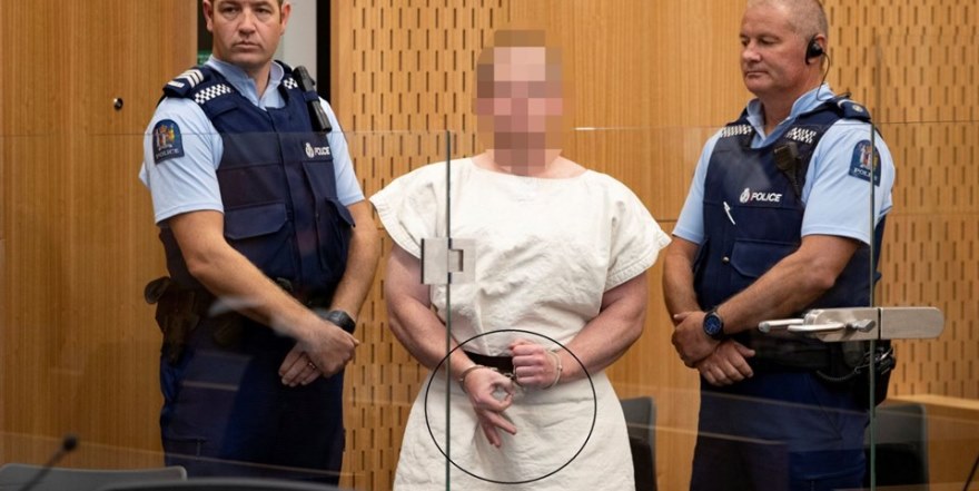 Mahkemede yaptığı işaret dikkat çekti