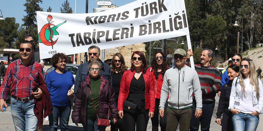 Kıbrıslı Hekimler, Türkiye’deki meslektaşlarına destek için yürüdü