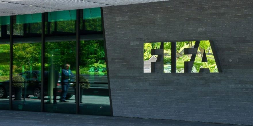 FIFA şike yapan hakeme acımadı!