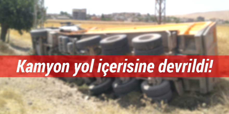 Virajı alamayan kamyon yol içerisine devrildi!