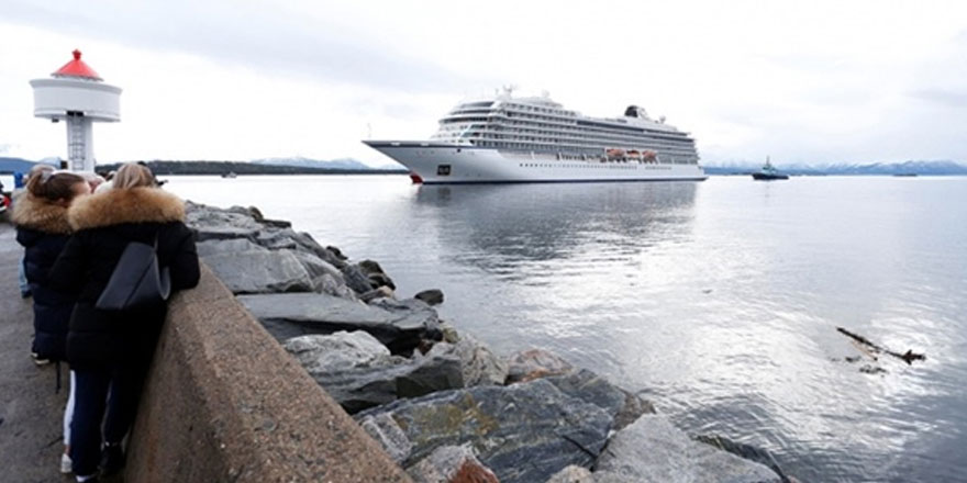 Norveç açıklarında mahsur kalan Kruvaziyer gemisi kıyıya ulaştı