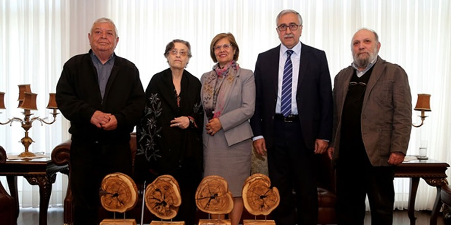 Cumhurbaşkanı, sanatta 50. yılını dolduran tiyatro sanatçılarına plaket verdi
