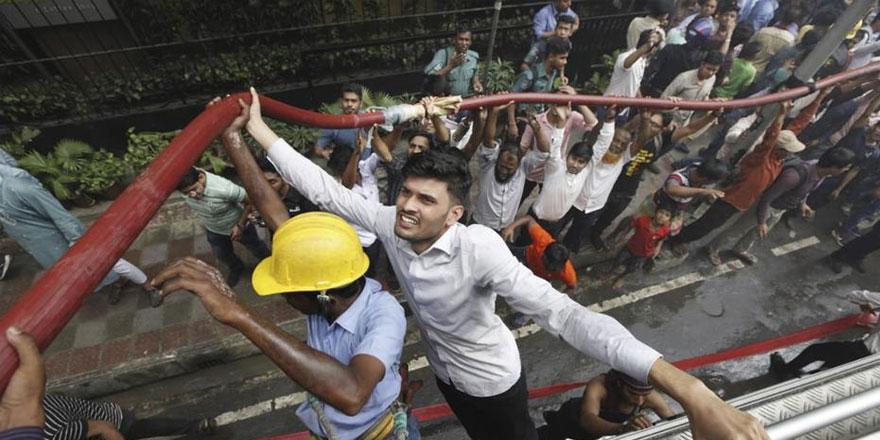 Bangladeş'te çok katlı binada yangın
