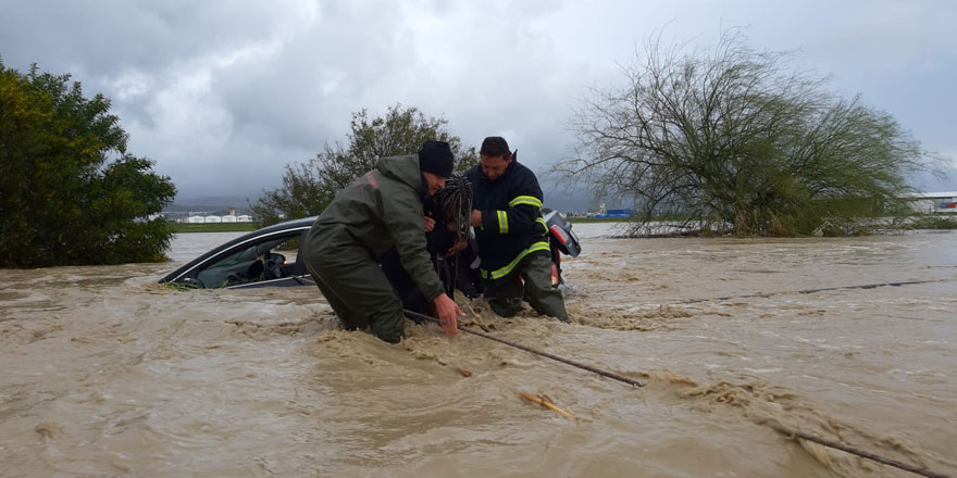 Araçlarda mahsur kalanlar var!