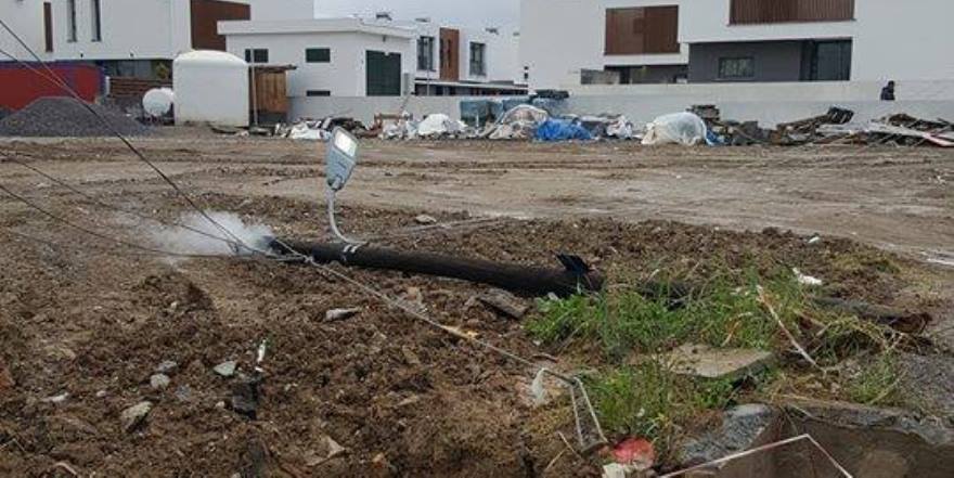 Yenikent'te elektrik direği devrildi