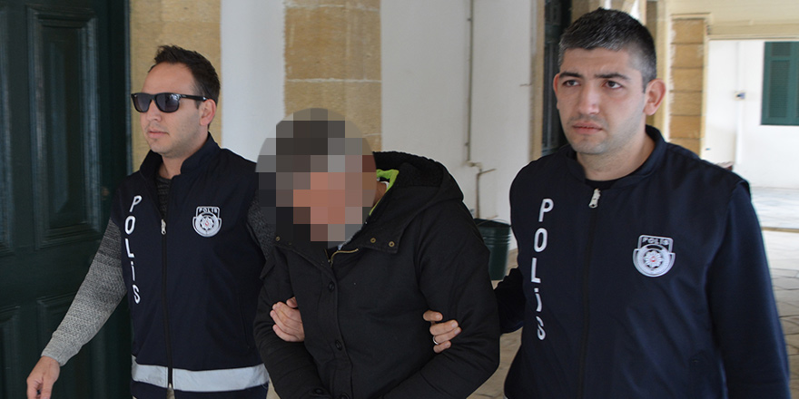 Kumar makinesine yumruk attı