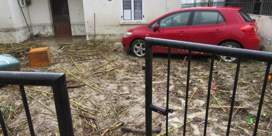 Sel Ozanköy'ü vurdu