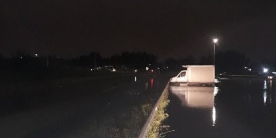 Hastane otoparkı sulara gömüldü