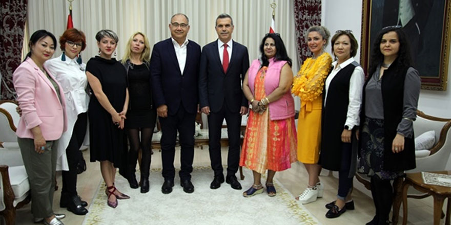 Uluçay ülkede bulunan sanatçıları kabul etti