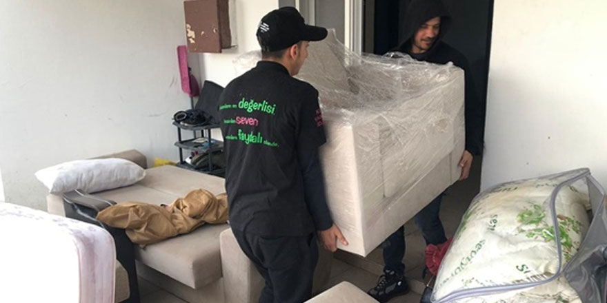 İyilik gönüllüleri sel mağduru ailelere eşya yardımı yaptı