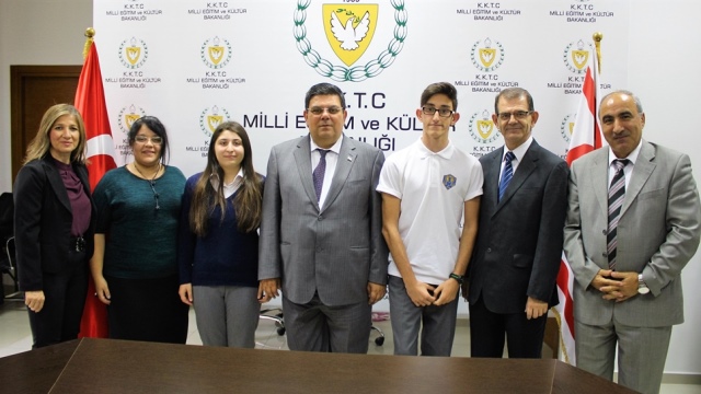 Berova IGCSE sınavında dünya birincisi olan Paylaş Ulual ve Olgun Paşalar’ı kabul etti