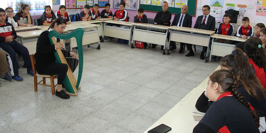 Erhürman, Gönyeli ilkokulu’nda düzenlediği arp terapi çalışmasına katıldı