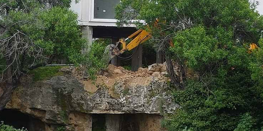 Antik mezarın üstünde kazı