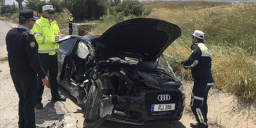 Yoldan çıktı, beton su kanalına çarptı!