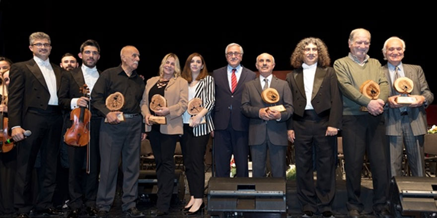 Cumhurbaşkanlığı senfoni orkestrası Sıla 4 grubu ile sahne aldı