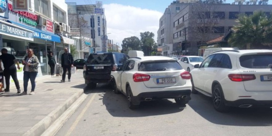 Lefkoşa'da zincirleme kaza, 3 araca çarparak durabildi