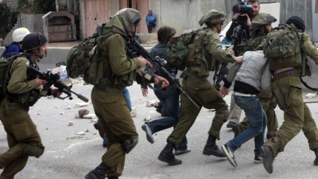 İsrail Askerleri 2 Filistinliyi vurarak yaraladı