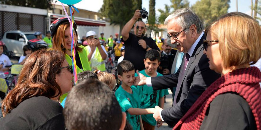 Akıncı “Atam izindeyiz” temalı bisiklet sürüşüne katılan çocuklarla biraraya geldi