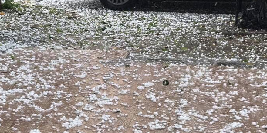 Ceviz büyüklüğünde dolu yağdı